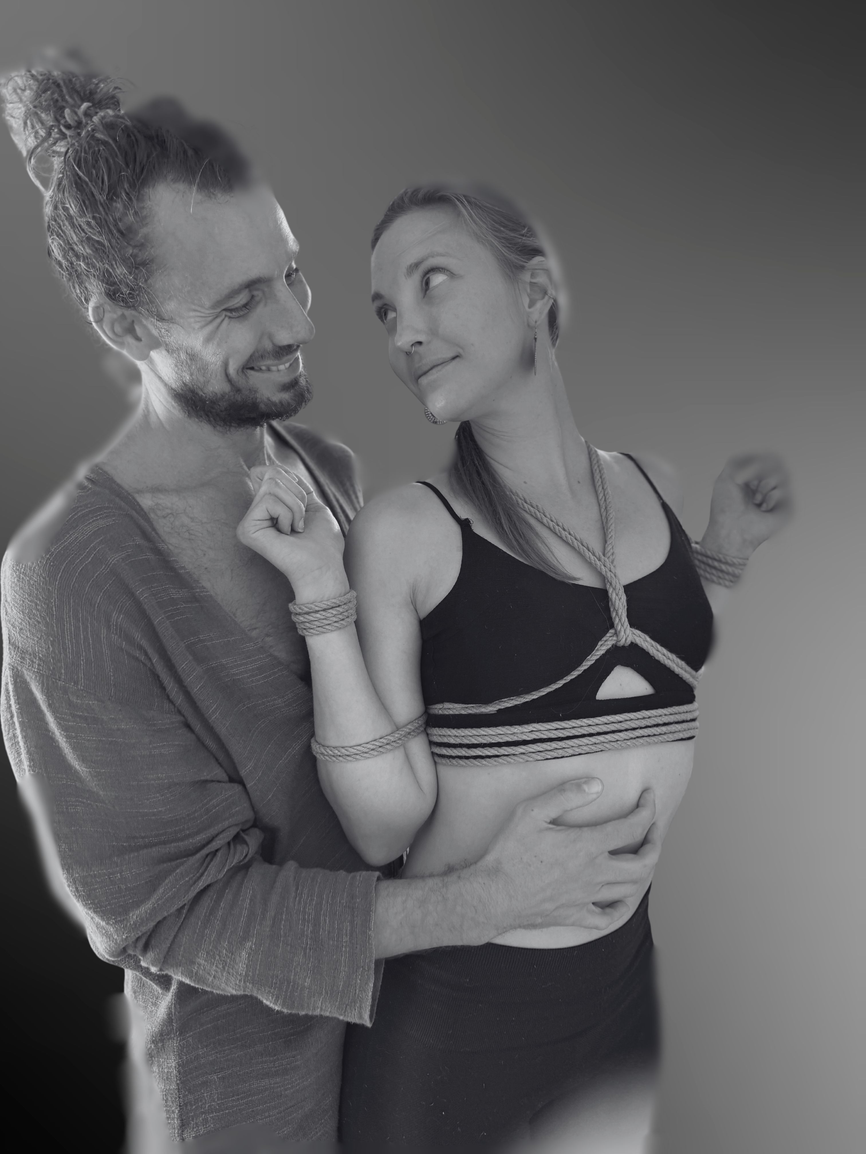 Paar in bewusster Shibari-Praxis – gehaltene Präsenz und achtsame Nähe im Seil"