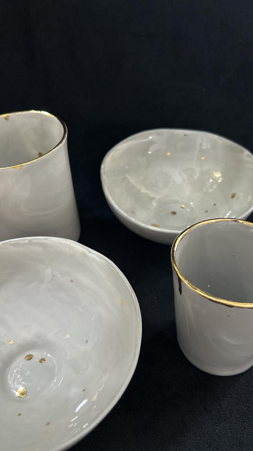 porcelanowe naczynia w odcieniu szarości i melanżu ze złoconymi zdobieniami