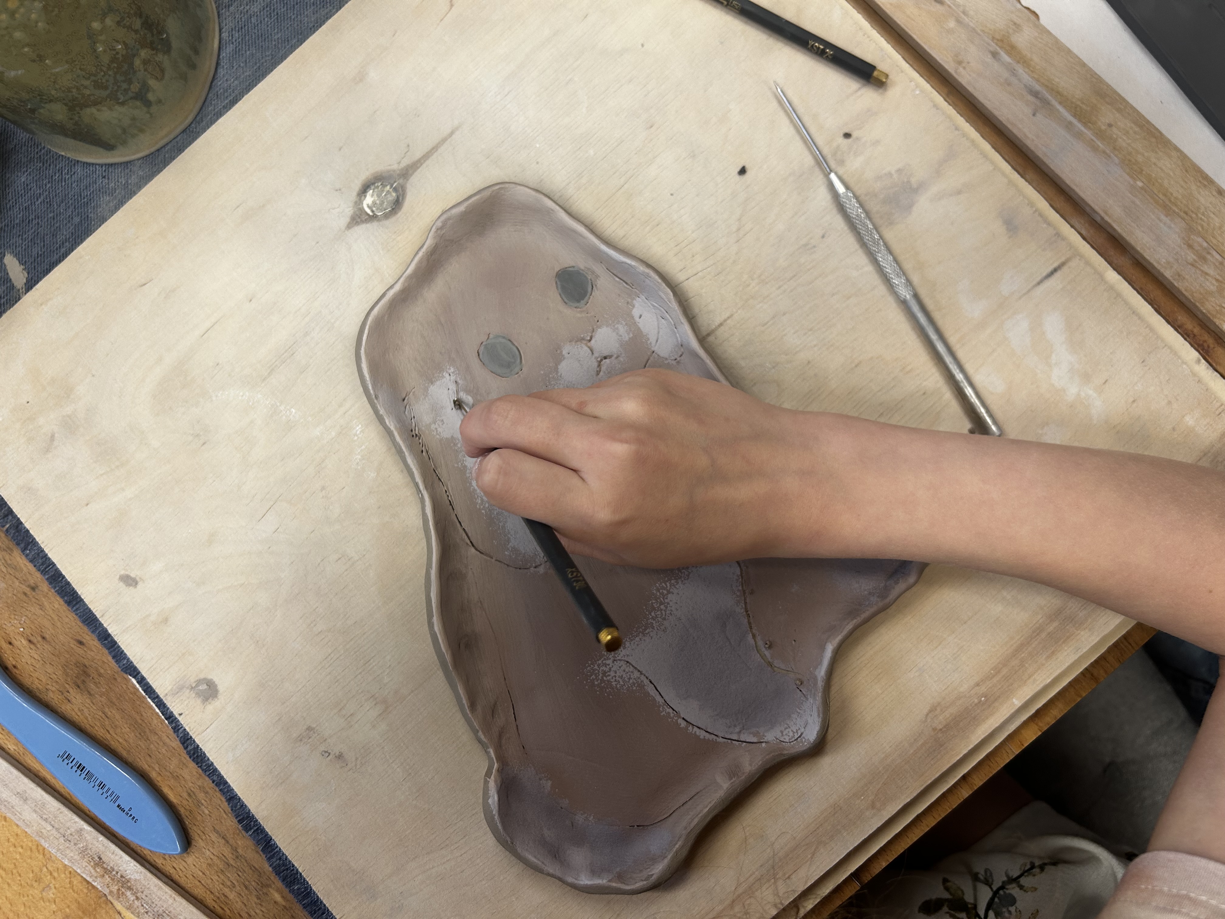 Talerz zdobiony angobami i wydrapywany sgraffito