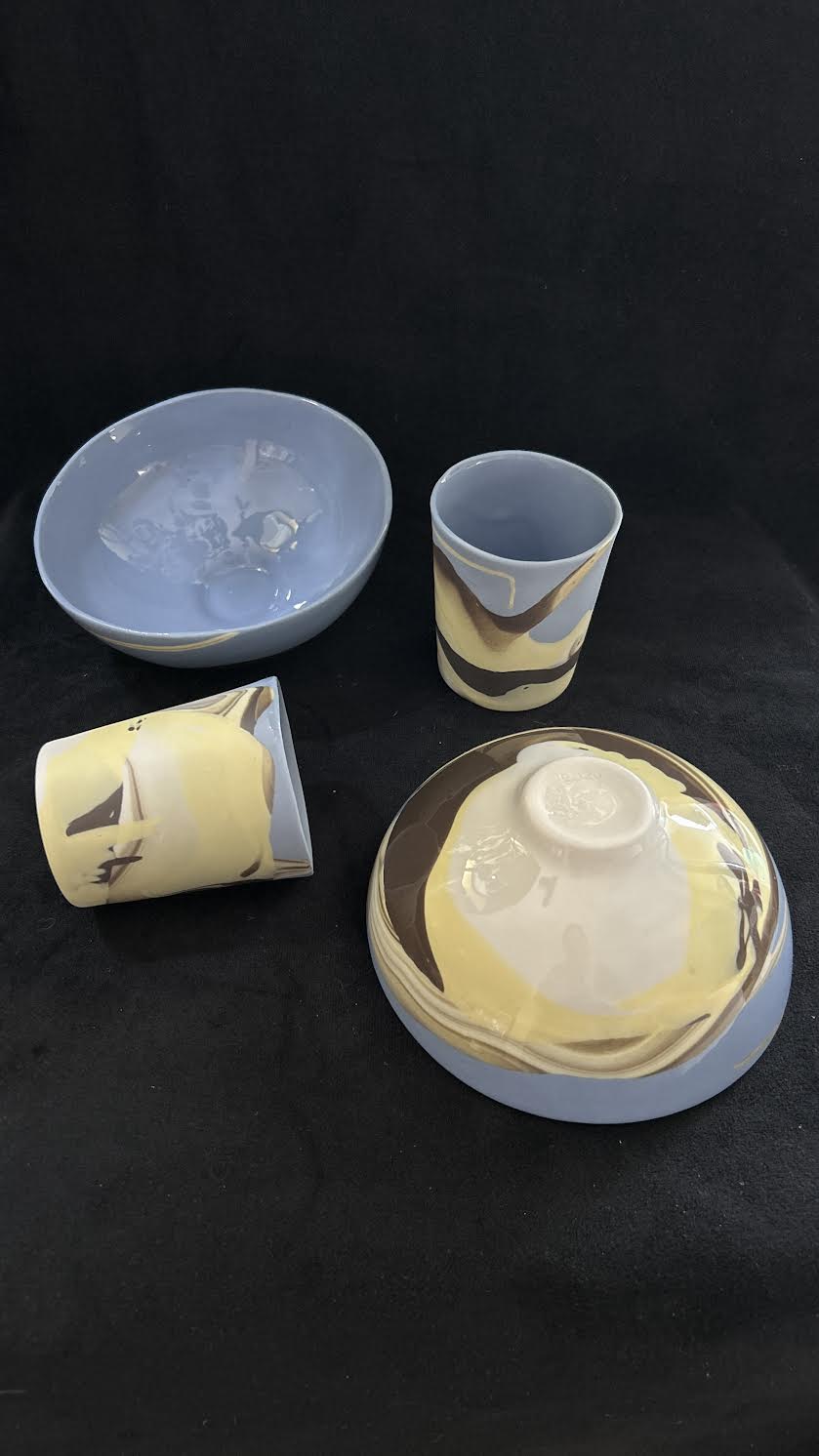 kolorowe naczynia z porcelany, kolor niebieski brązowy żółty i biały - abstrakt art