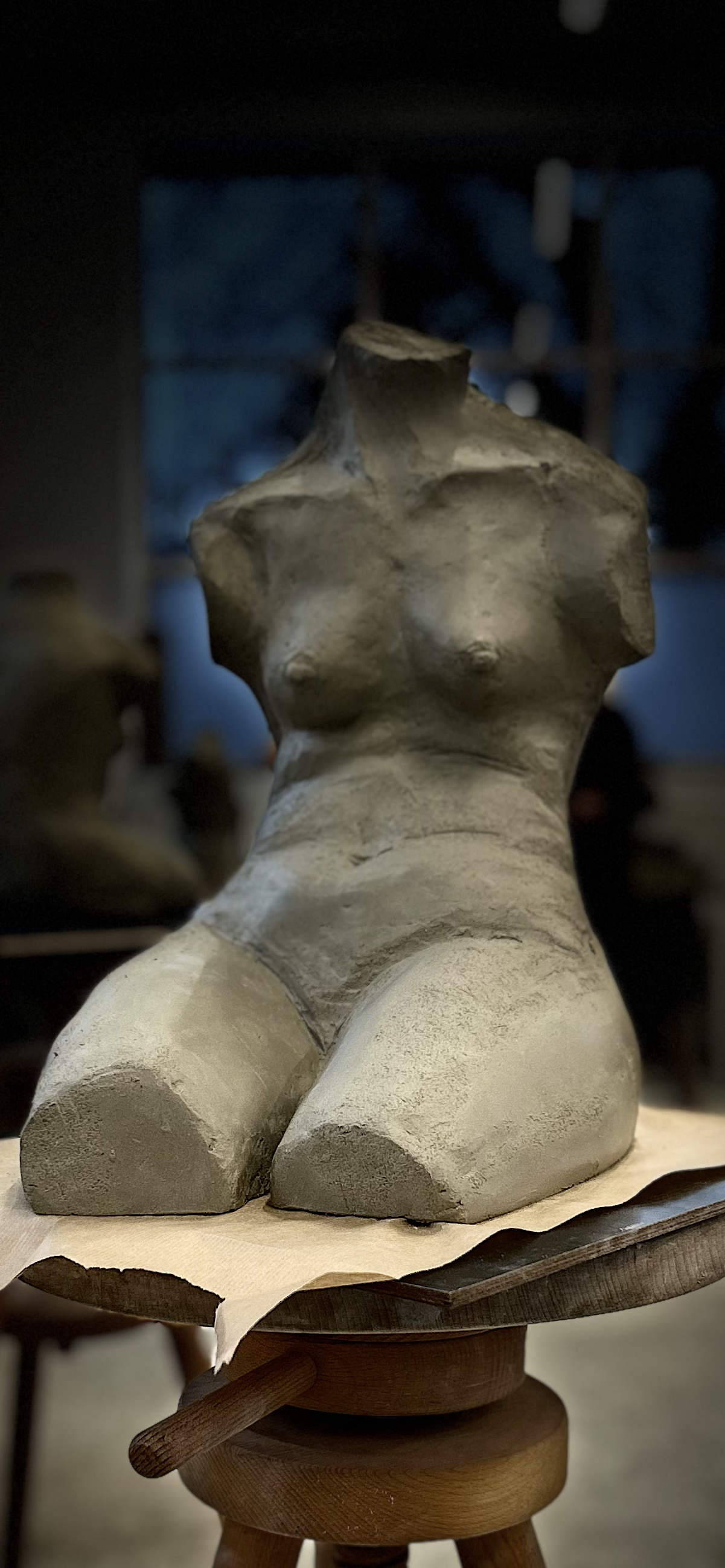 porcelanowe naczynia w odcieniu szarości i melanżu ze złoconymi zdobieniami