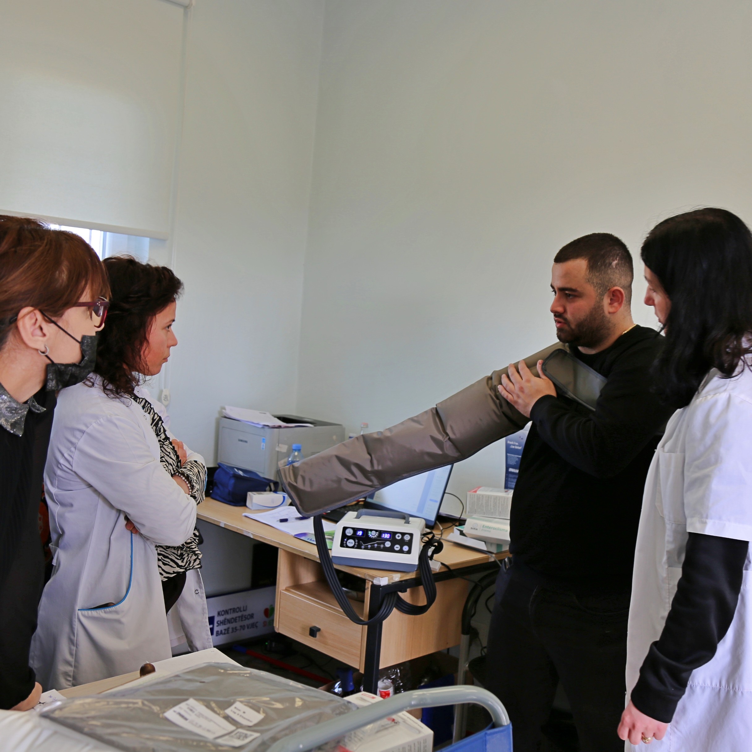 Shpërndarja e pajisjeve të kujdesit shëndetësor në banesë