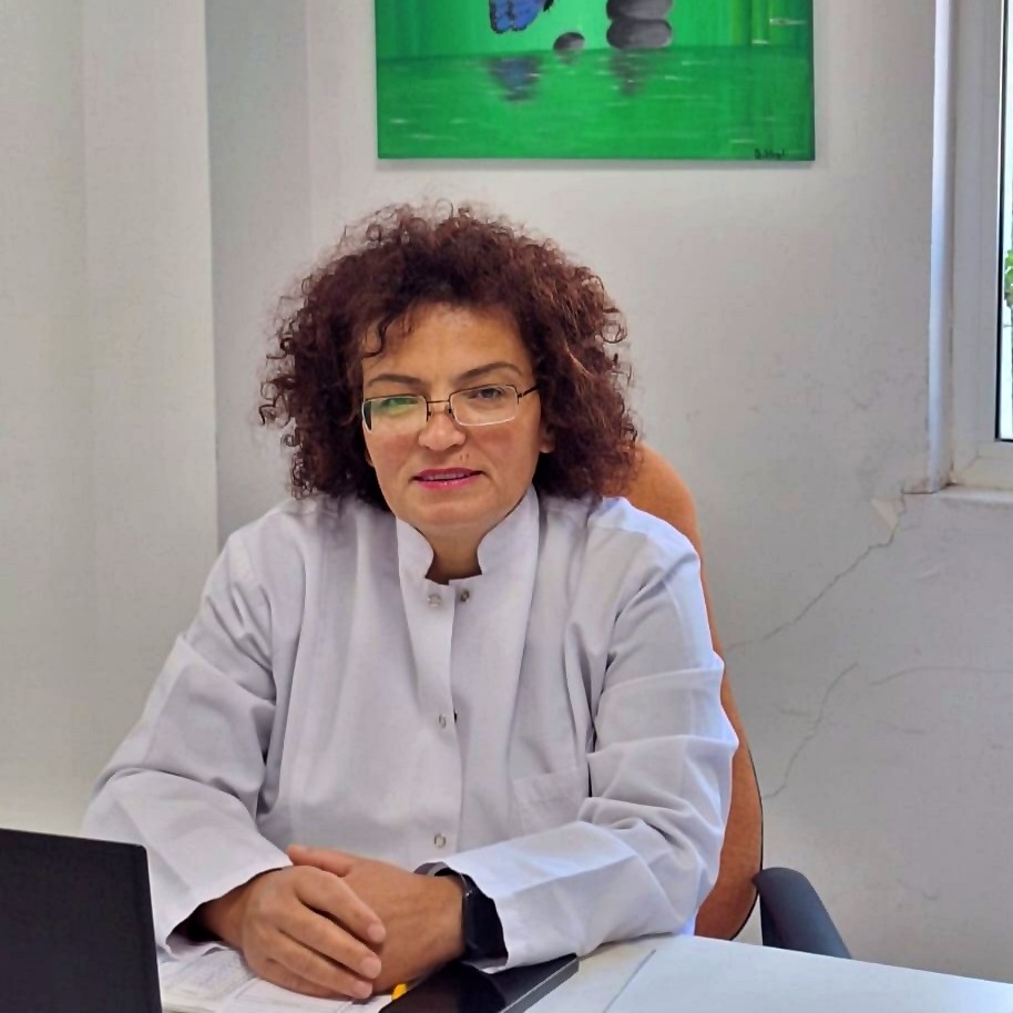 Mjeke familjeje dhe Drejtoreshë e QSH Golem Dr. Ariana Hylviu