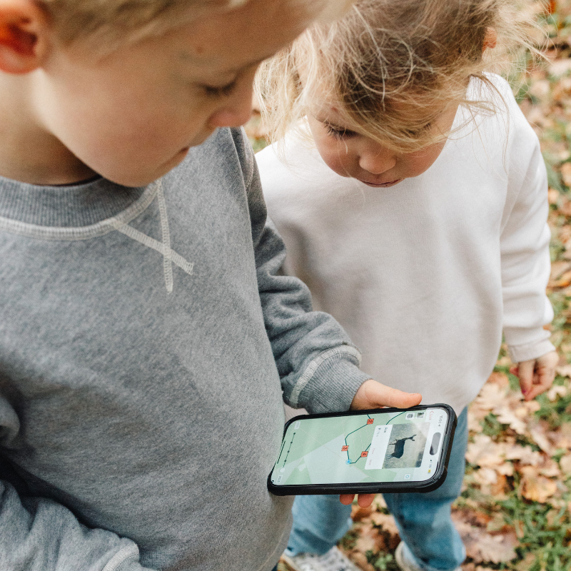 twee kinderen met een gsm