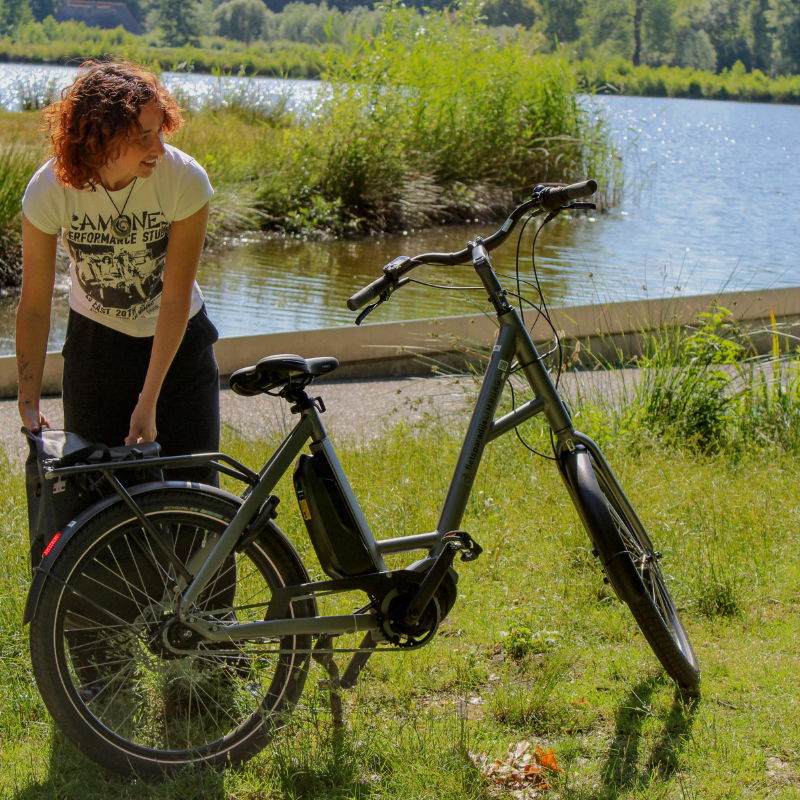 Vrouw langs fiets aan het water