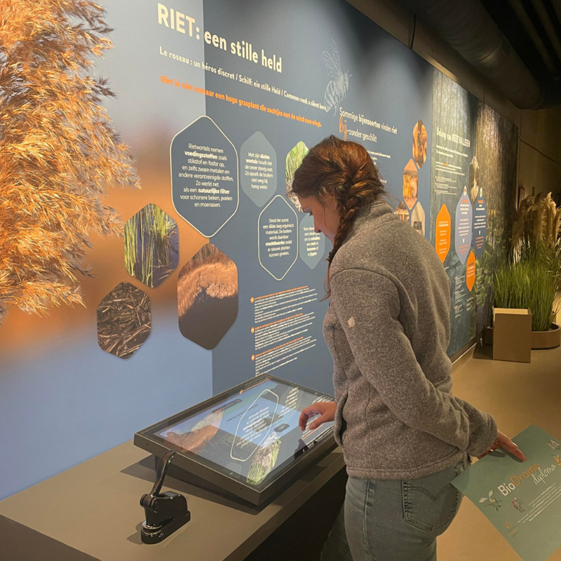 persoon in het belevingscentrum BioDrome
