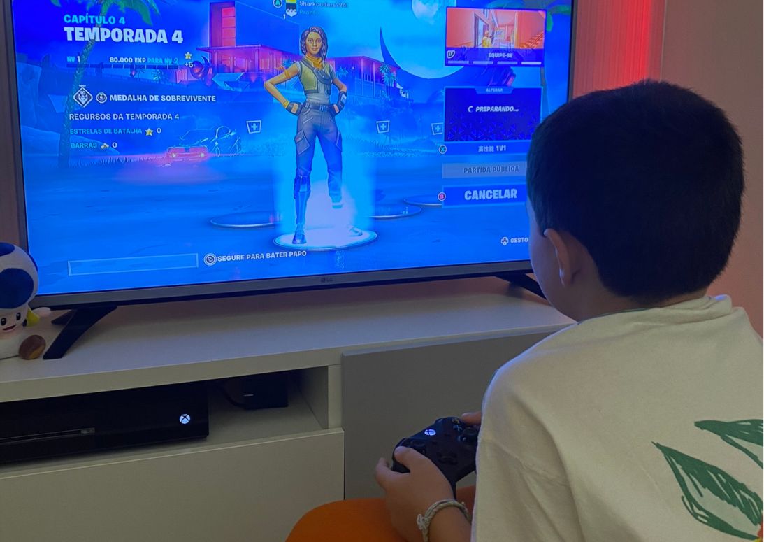 Criança a jogar na xbox na escola de programação