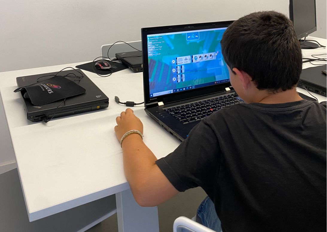 Outra criança a utilizar um computador e aprender kodu
