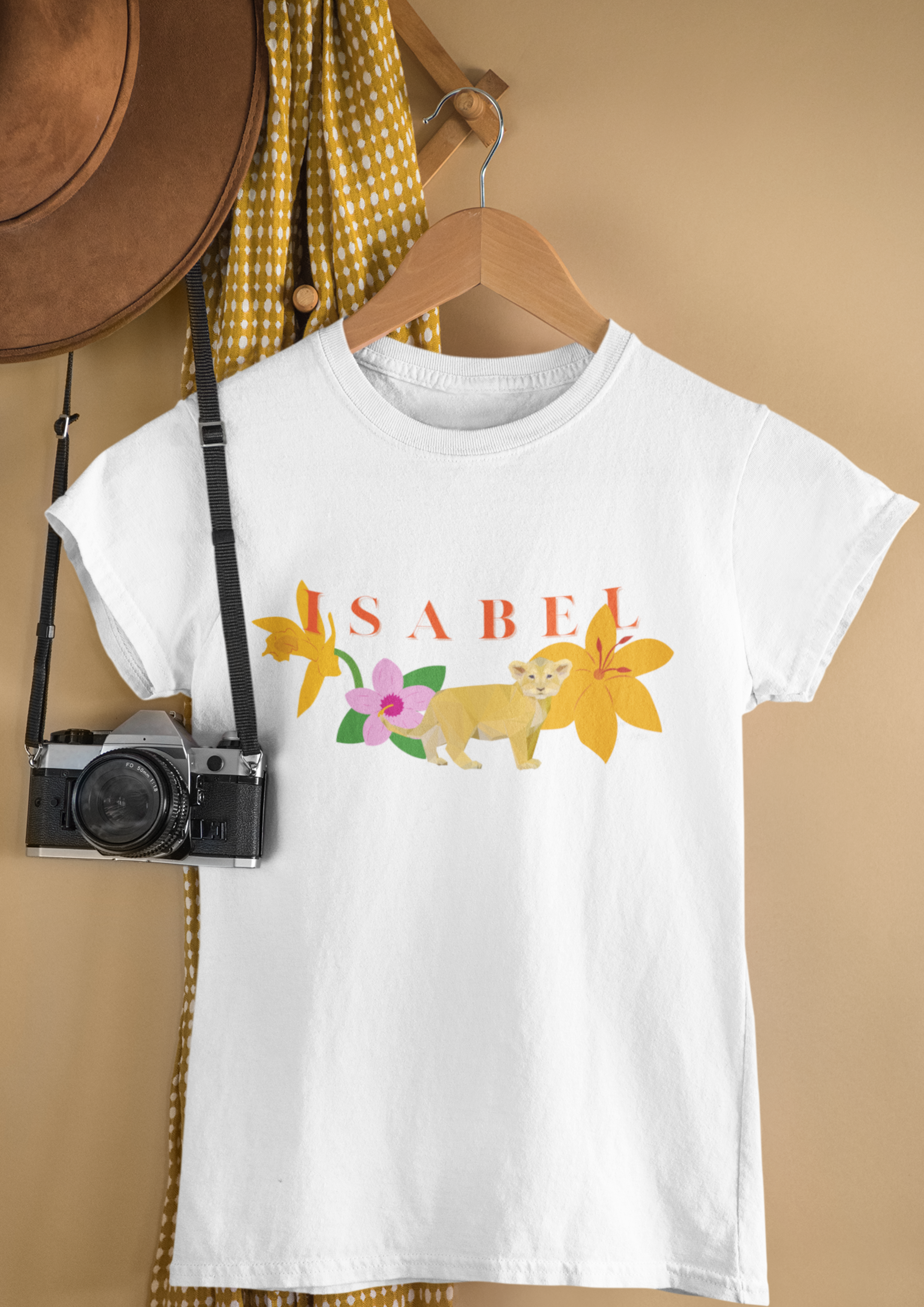 camiseta blanca personalizada con el nombre y y unos dibujos alegres de la selva