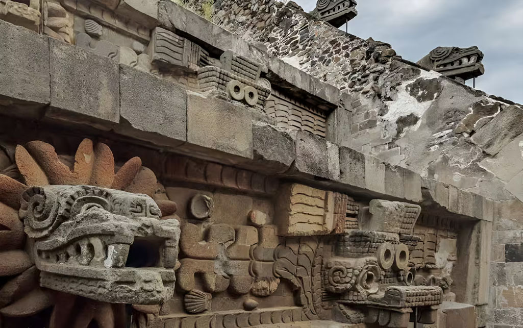 La serpiente emplumada es un símbolo de la deidad Quetzalcóatl en Teotihuacán, una ciudad del Estado de México. La serpiente emplumada representa el poder político y la fertilidad, y se asocia con el planeta Venus.