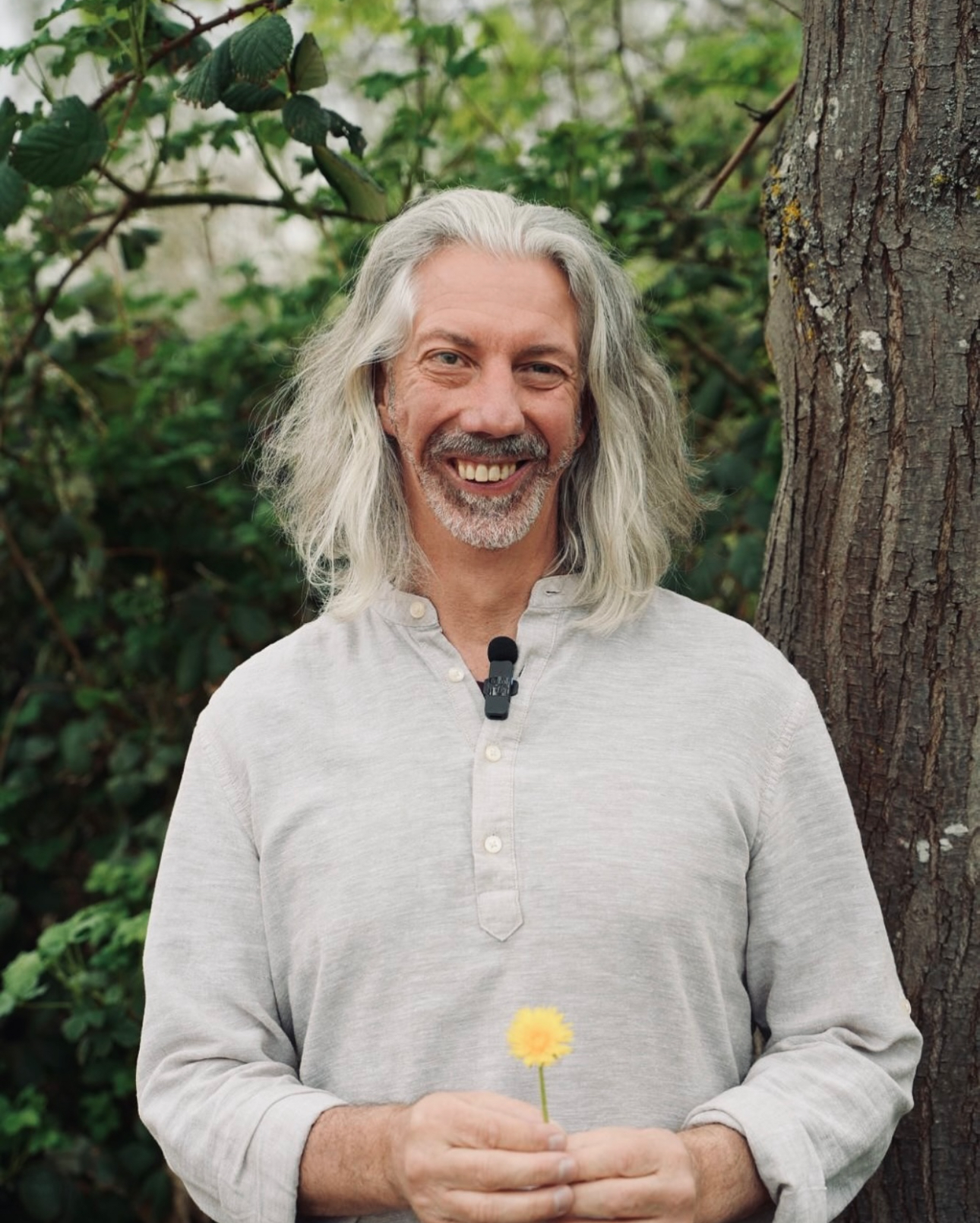 Marc Intert mit Pusteblume