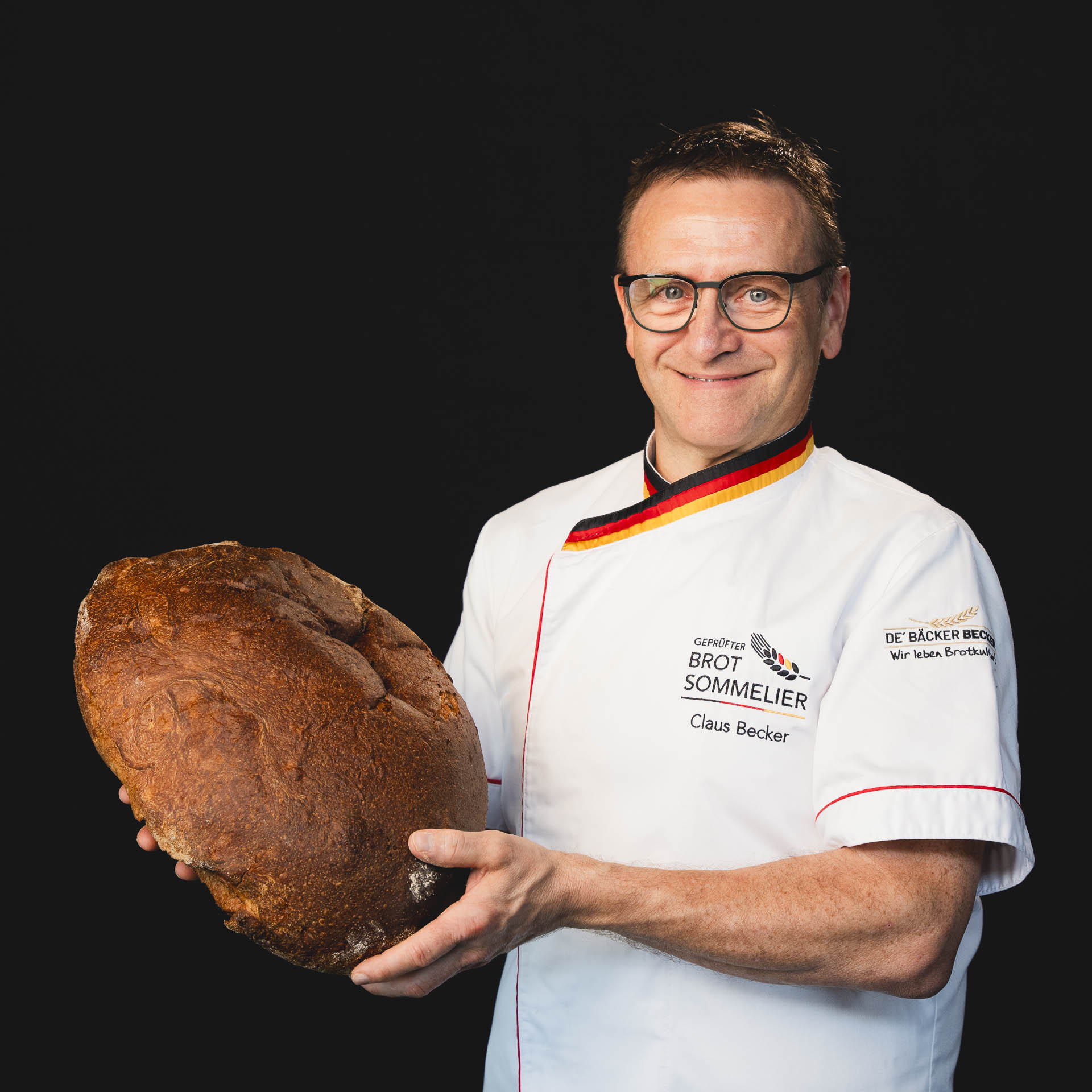 Claus Becker mit Brotlaib in der Hand