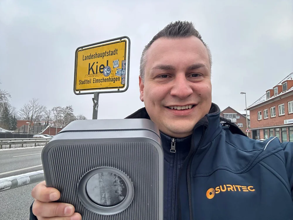 Konrad mit dem FR.ED-System direkt neben dem Ortsschild Kiel