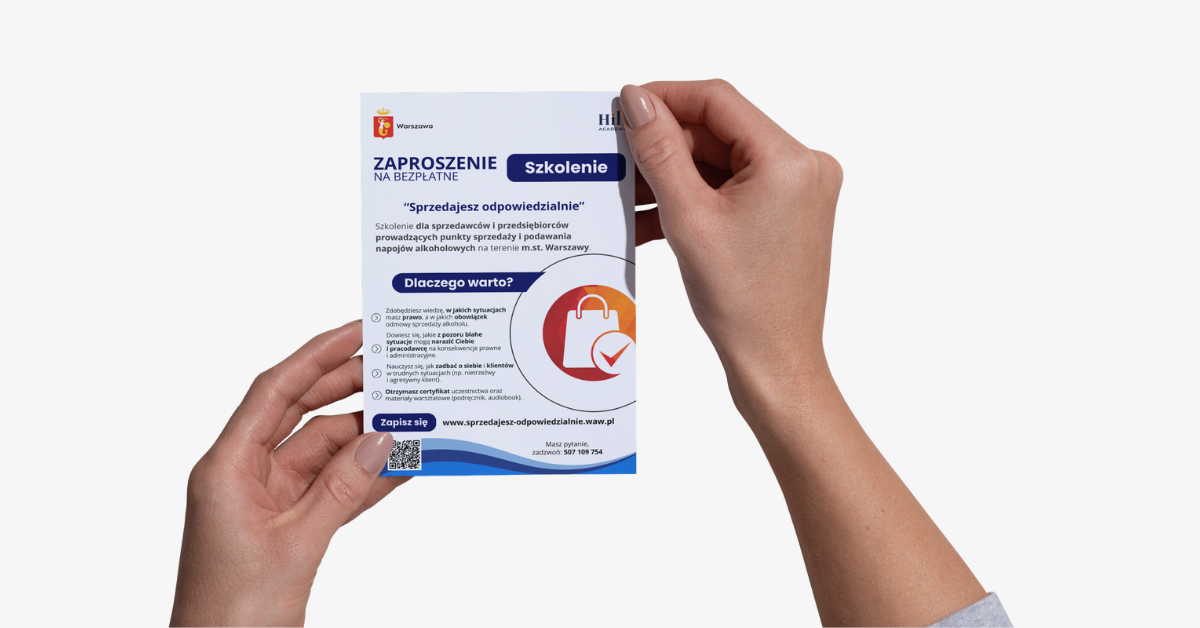 Na zdjęciu widoczne są dwie dłonie kobiece, które trzymają ulotkę - zaproszenie na szkolenie sprzedajesz odpowiedzialnie. Zdjęcie ma jasne tło a dominujące kolory zaproszenia to granatowy, biały oraz ciemny pomarańczowy i czerwony