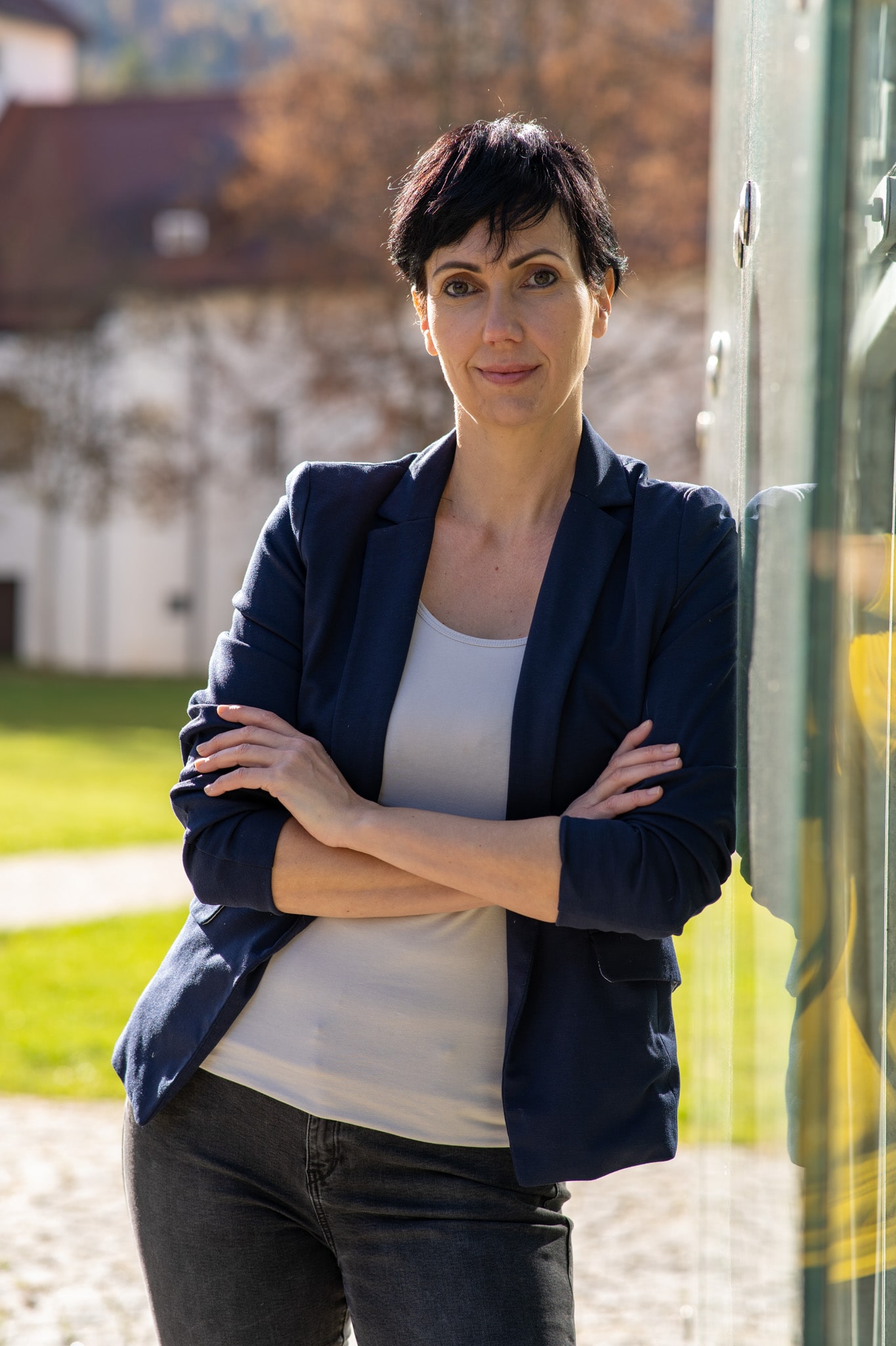 Esther Nott steht entspannt an eine Wand gelehnt