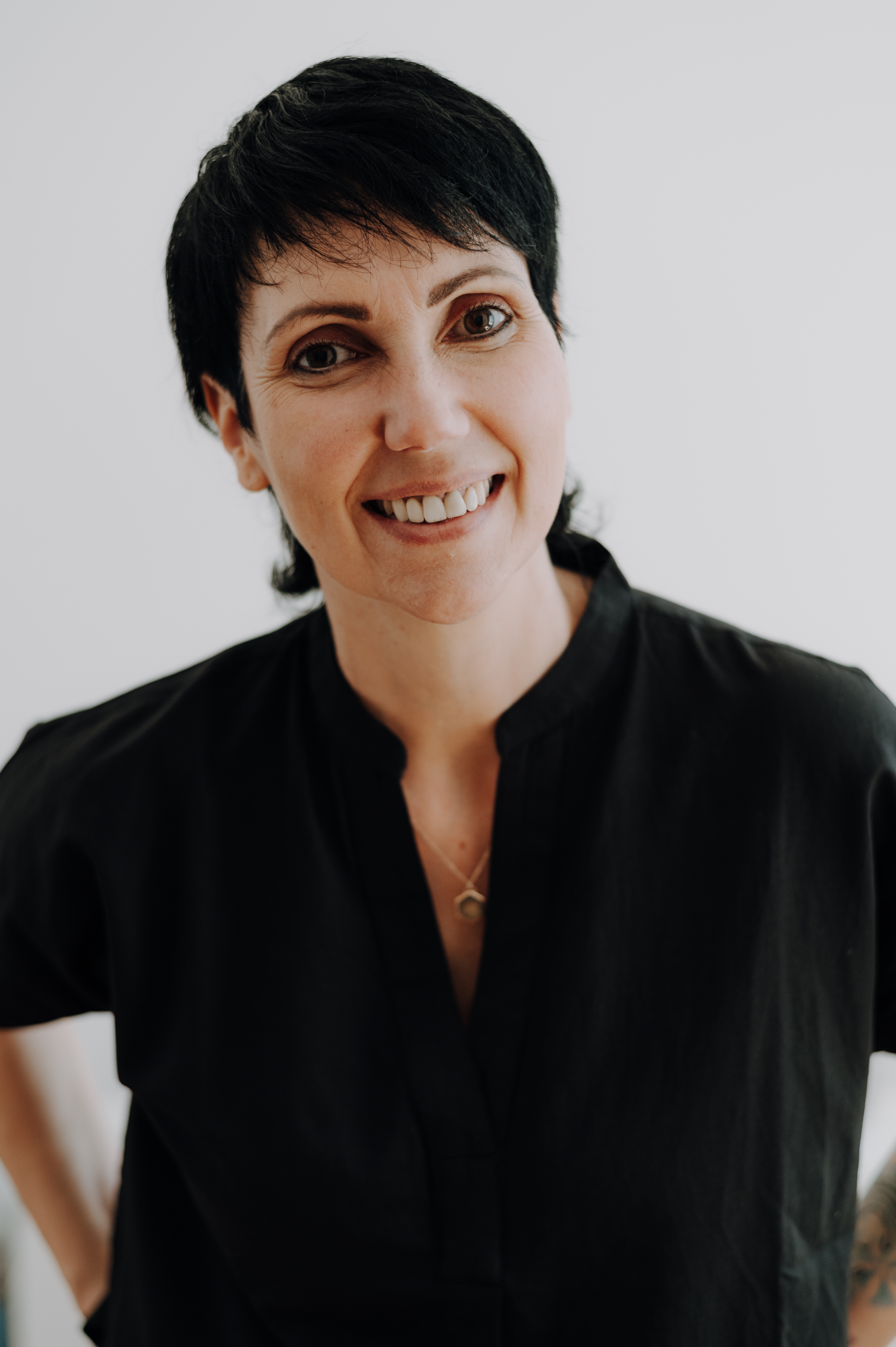 Esther Nott steht entspannt an eine Wand gelehnt