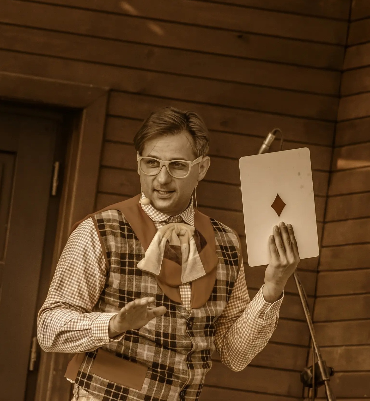 Magik Dariusz uczy dzieci sztuczek magicznych - kurs iluzji dla rodziców