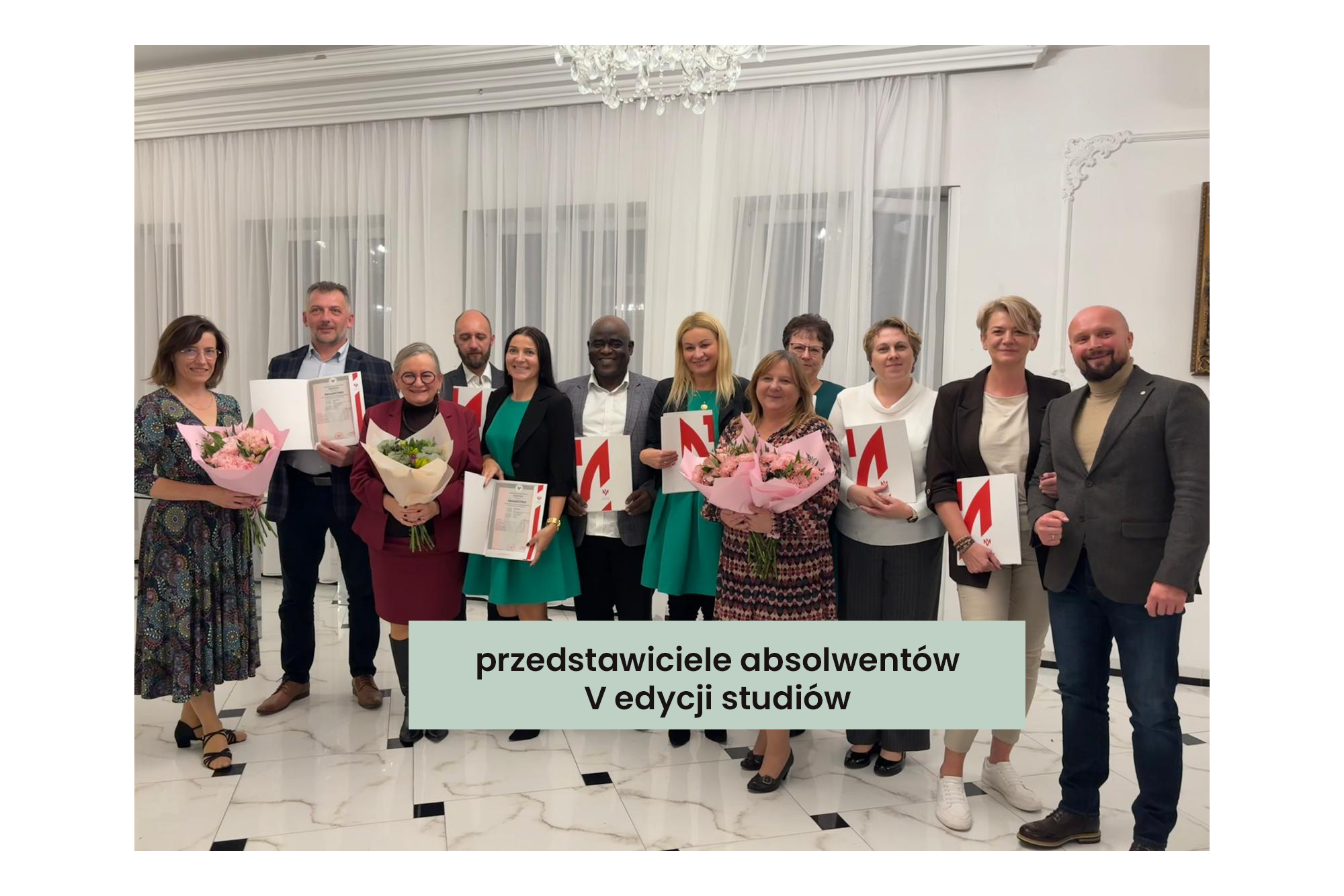 absolwenci V edycji studiów podyplomowych Profilaktyka i rozwiązywanie problemów uzależnień w społecznościach lokalnych