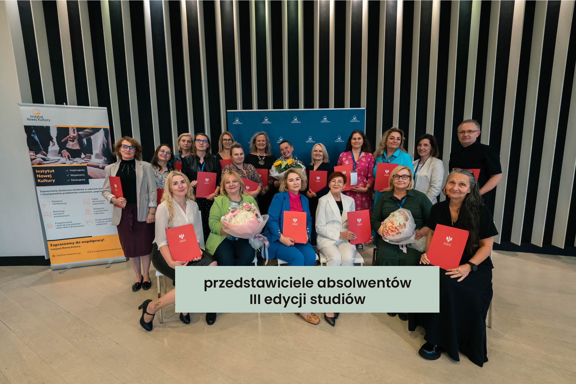 absolwenci III edycji studiów podyplomowych Profilaktyka i rozwiązywanie problemów uzależnień w społecznościach lokalnych