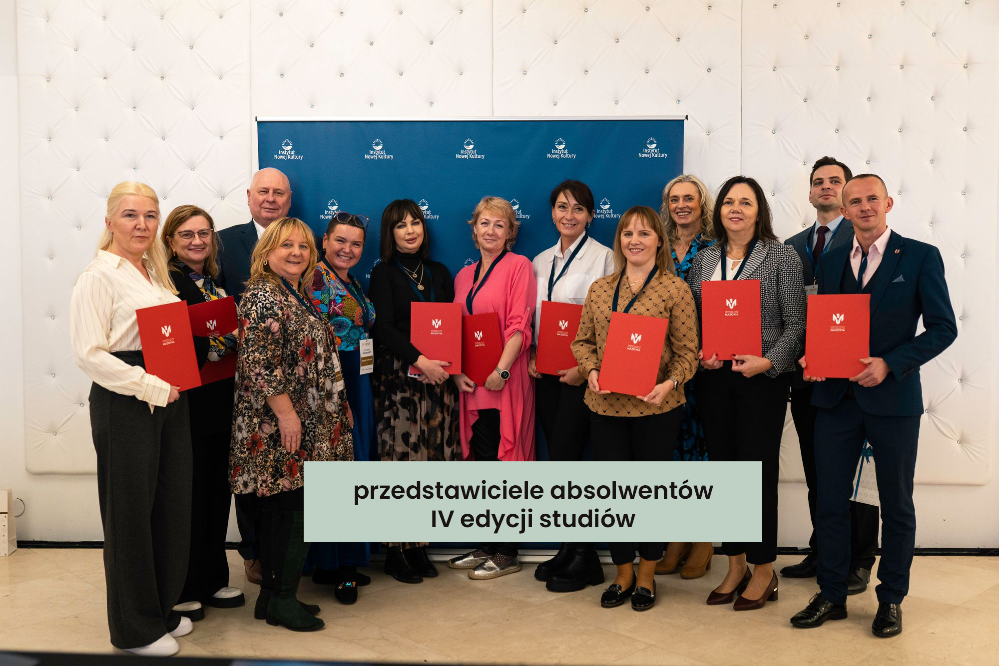 absolwenci IV edycji studiów podyplomowych Profilaktyka i rozwiązywanie problemów uzależnień w społecznościach lokalnych