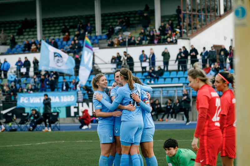 Viktoria Berlin 1. Frauen feiern im Stadion Lichterfelde