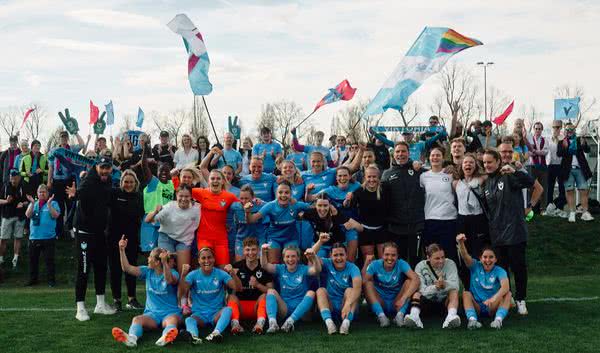 Die ersten Frauen des FC Viktoria Berlins feiern den Sieg gegen RB Leipzig