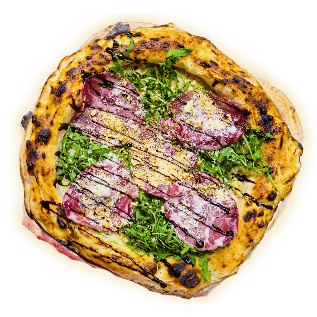 Pizza mit Burrata, Taralli und Schweinenacken – eine der besten Pizzen in Stuttgart.