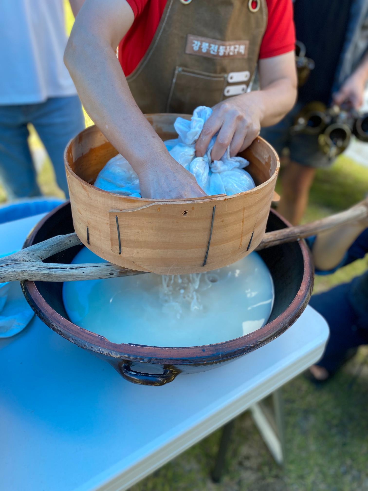 Filtering Makgeolli with Baekusaeng