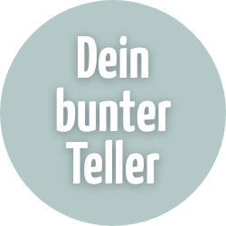 Das Logo von "Dein bunter Teller", dem Hauptprogramm, bzw. Angebot von Marie Klinghammer: Weiße hervorgehobene Schrift zentriert auf einem pastellblauen Kreis.