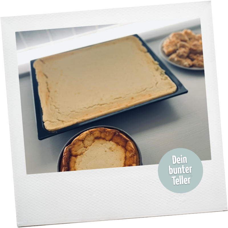 Ein Polaroid, auf dem ein Backblech und eine Sprinform mit frisch gebackenem Käsekuchen abgebildet ist. Außerdem ist das Logo von "Dein bunter Teller" abgebildet.