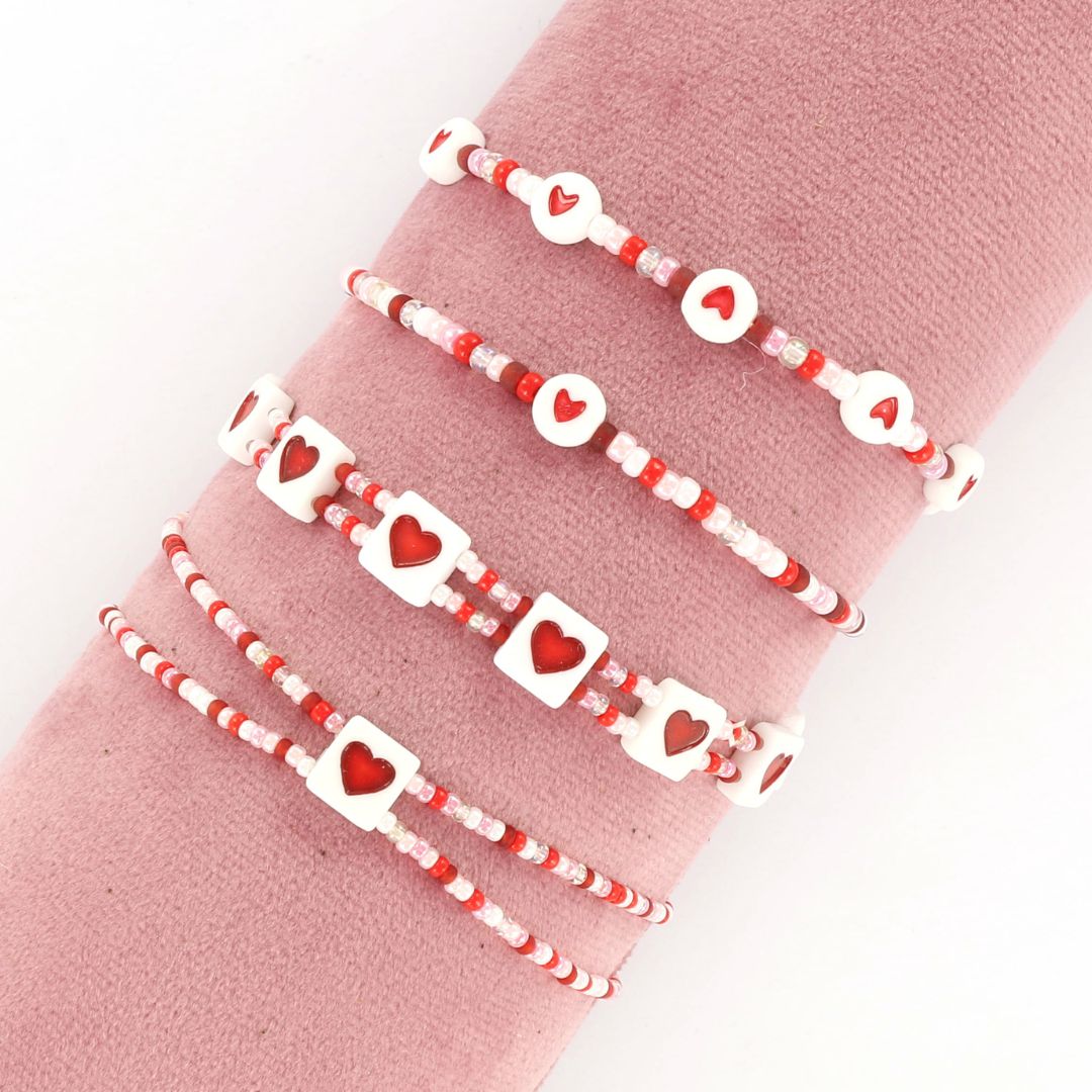 https://www.creadream.nl/diy-pakket-diy-valentijn-hartjes-armbandjes/