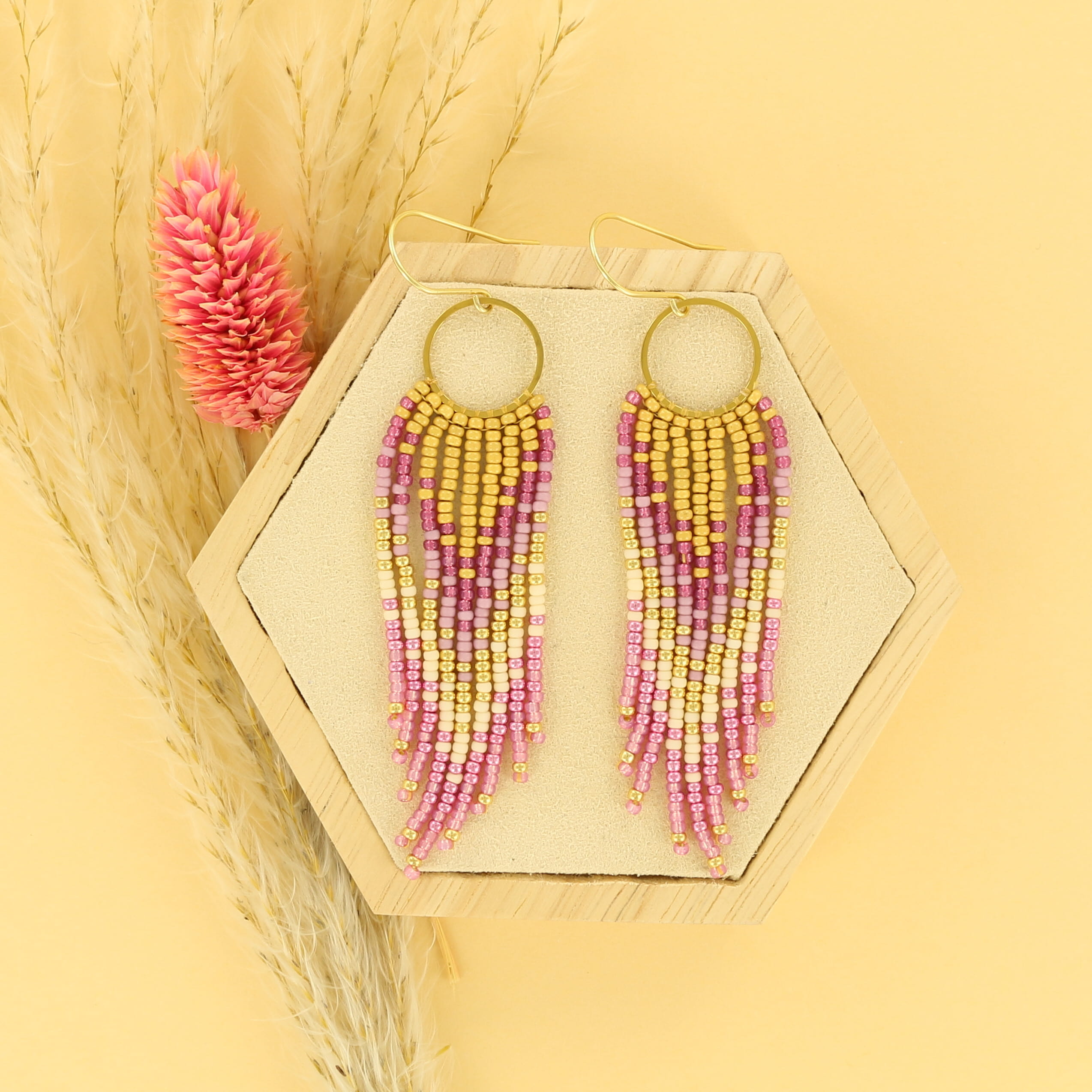 https://www.creadream.nl/maak-je-eigen-fringe-oorbellen-rondje-roze-goud/