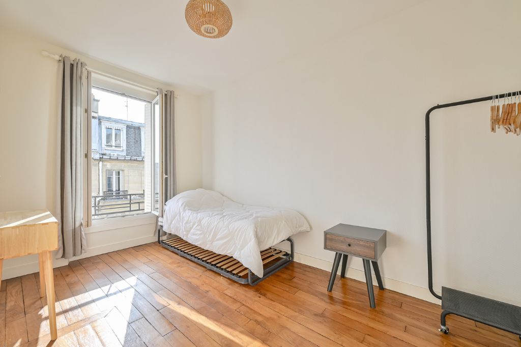 chambre meublée d'un appatement parisien à rue lemercier