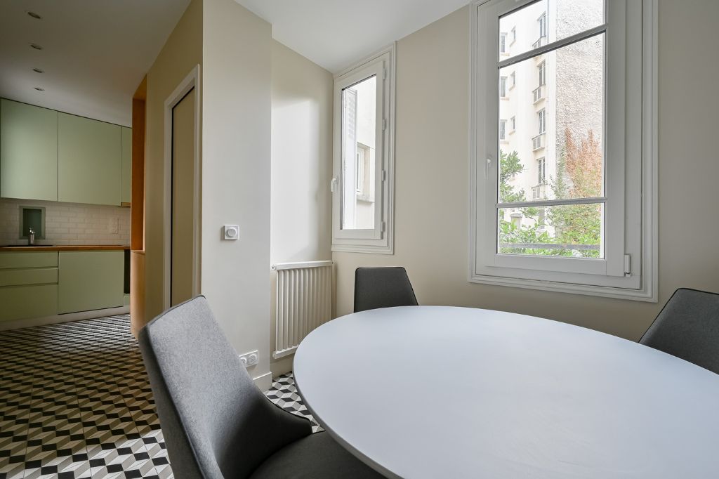 table de salle à manger d'un parisien à rue des moines