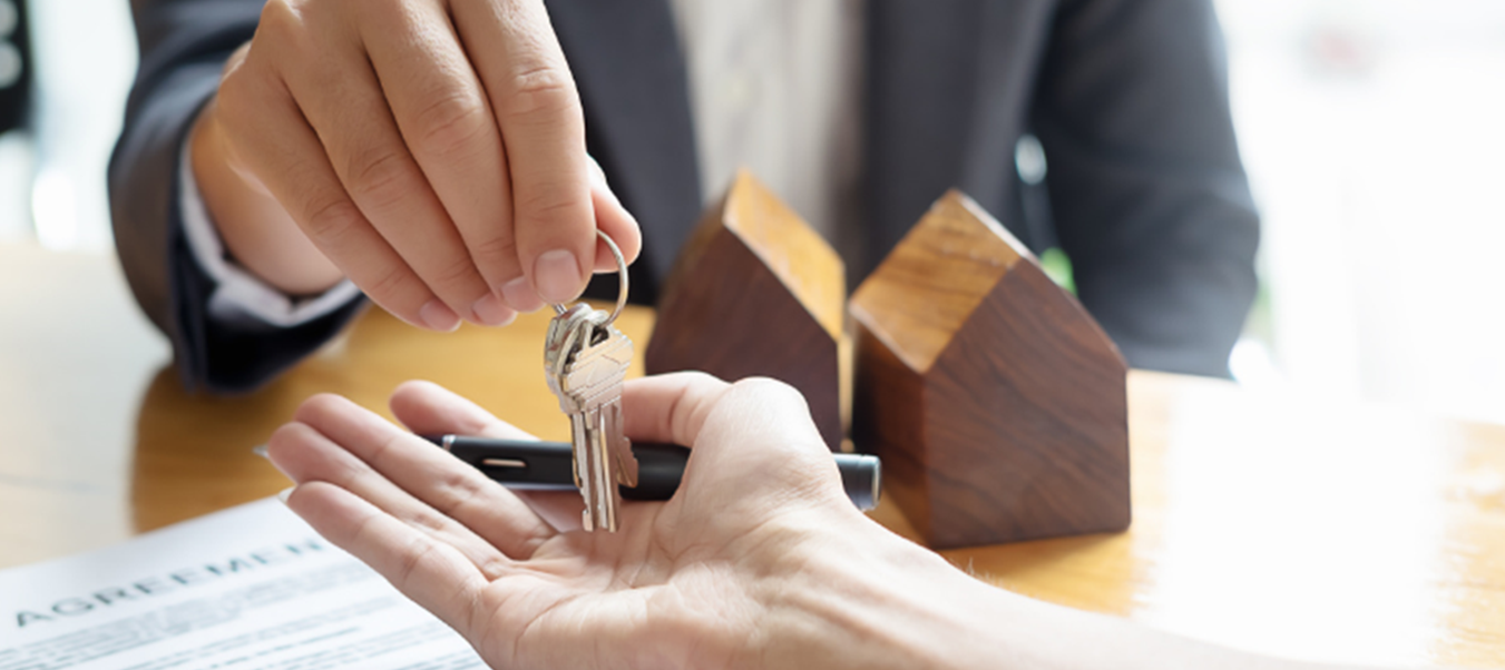 couple qui regardent un plan d'aménagement