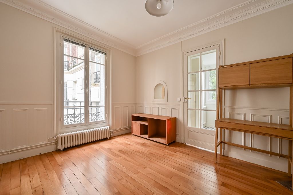 fenêtre d'un appartement parisien à rue des moines