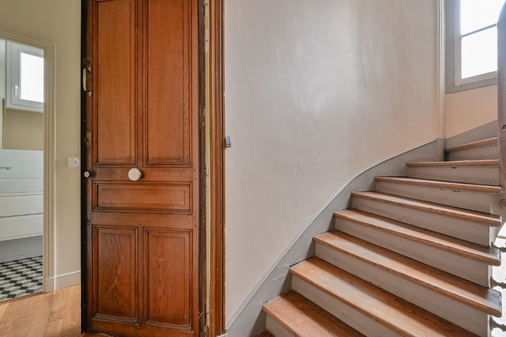 cage d'escalier d'un appartement parisien à rue des moines