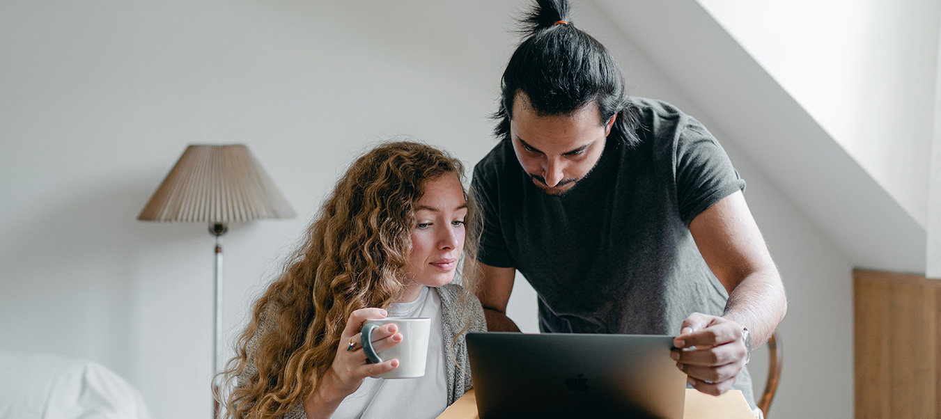 couple qui regardent un plan d'aménagement