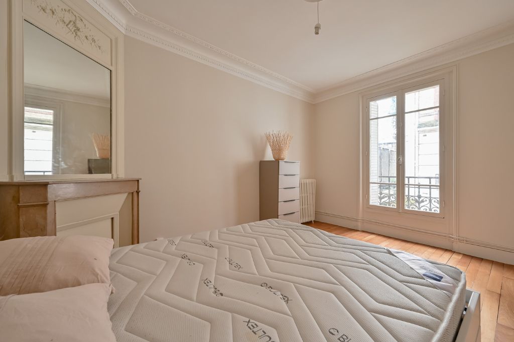 chambre avec lit double d'un appartement parisien à rue des moines