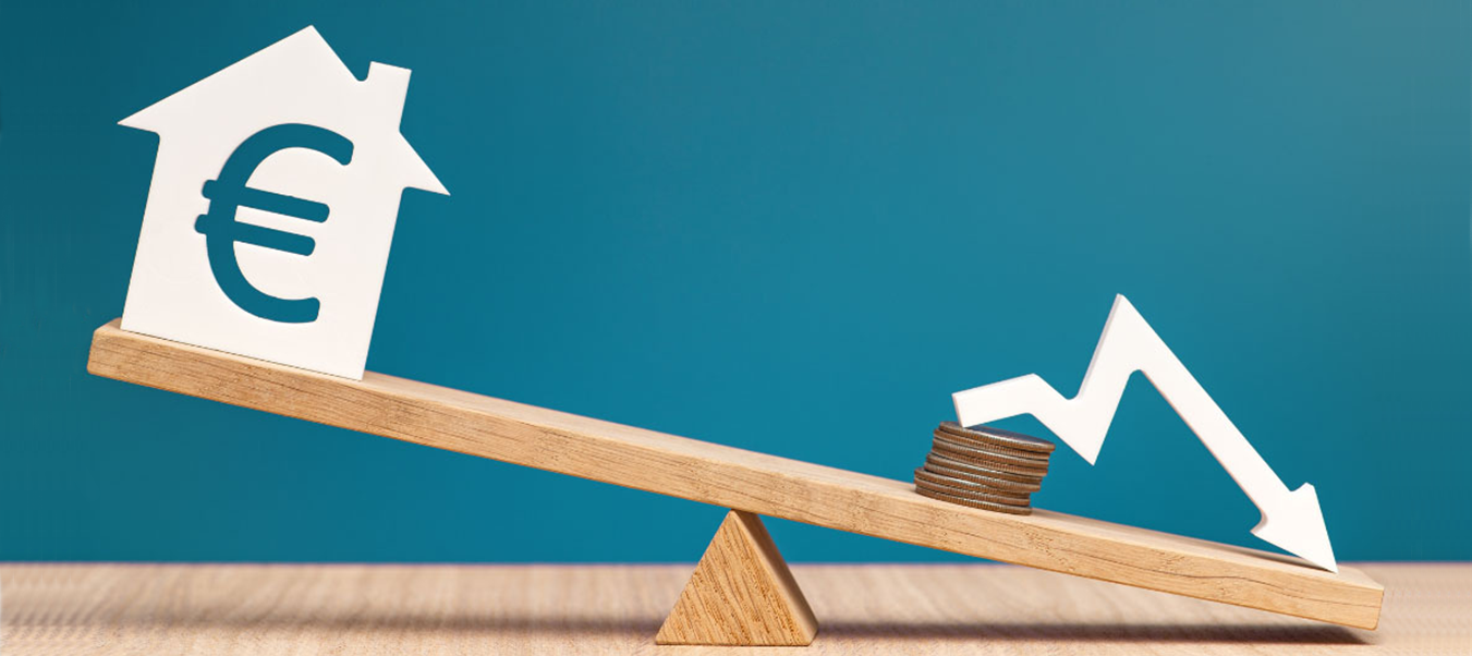 couple qui regardent un plan d'aménagement