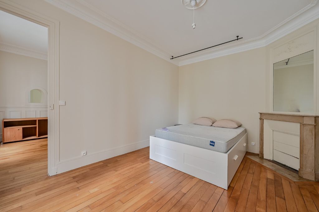 chambre d'un appartement parisien à rue des moines