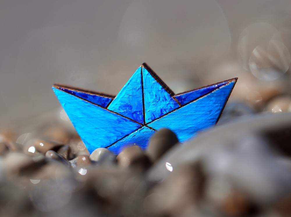 Vikt pappersbåt i väntan på sommaren