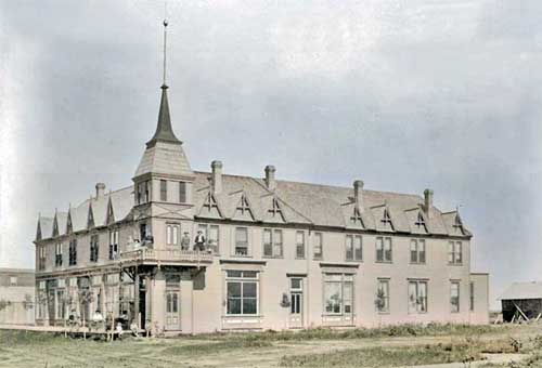 The Windsor Hotel in Springfield, Kansas in 1895.