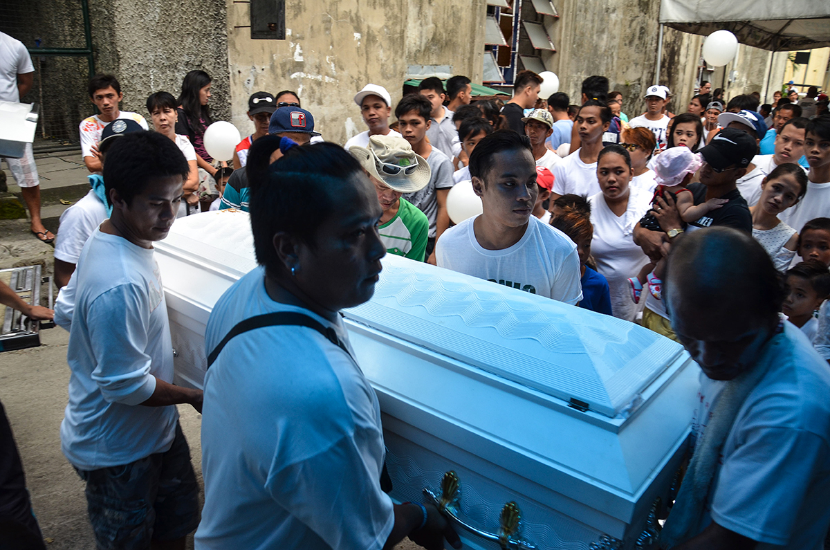 © Lynzy Billing Caption: Philippines, 2017, The coffin of Enrico F. Bernal, a 35-year-old tricycle driver at his wake in Navotas.  IG: @lynzybilling Twitter:  @LynzyBilling