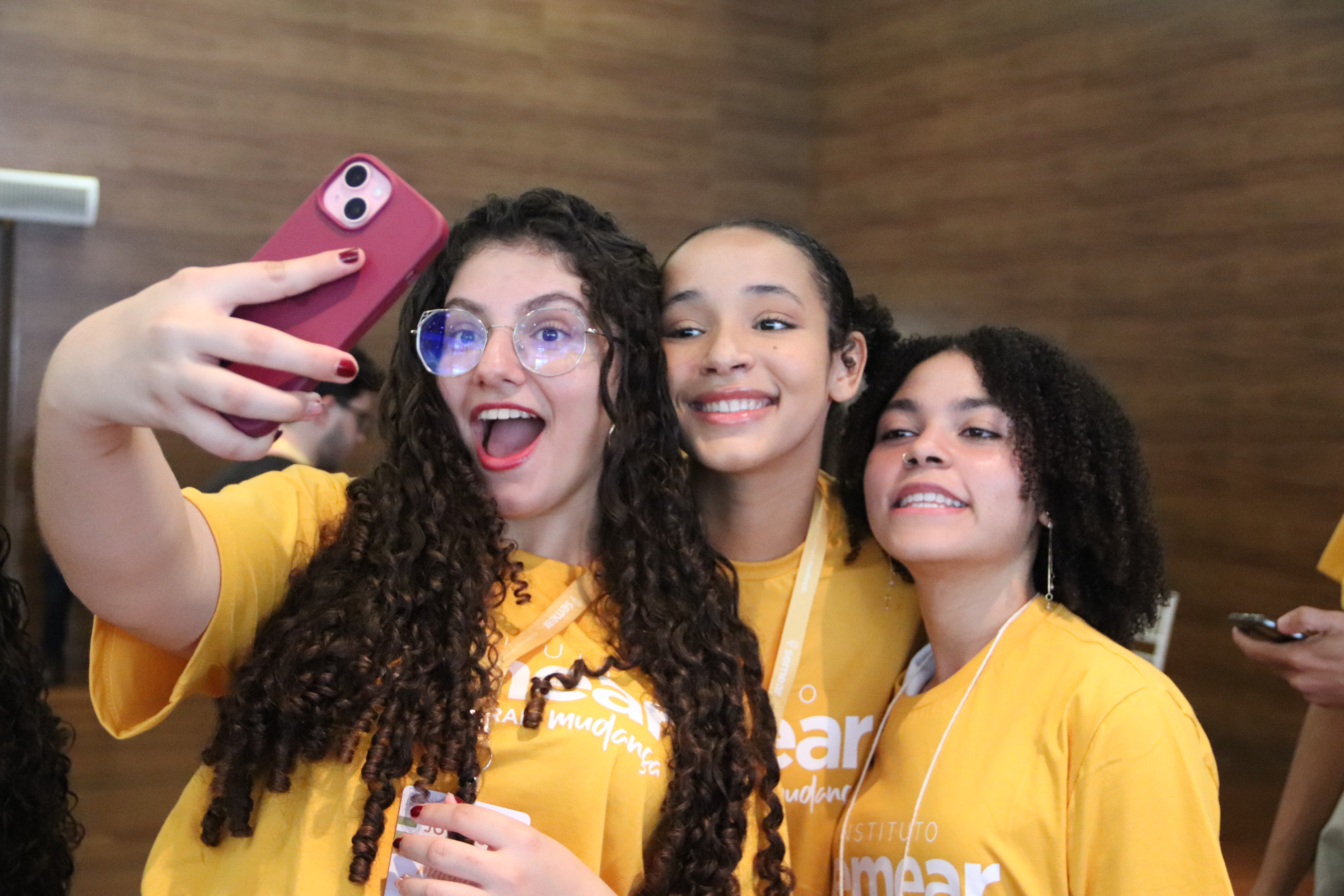 Grupo de bolsistas em roda de conversa
