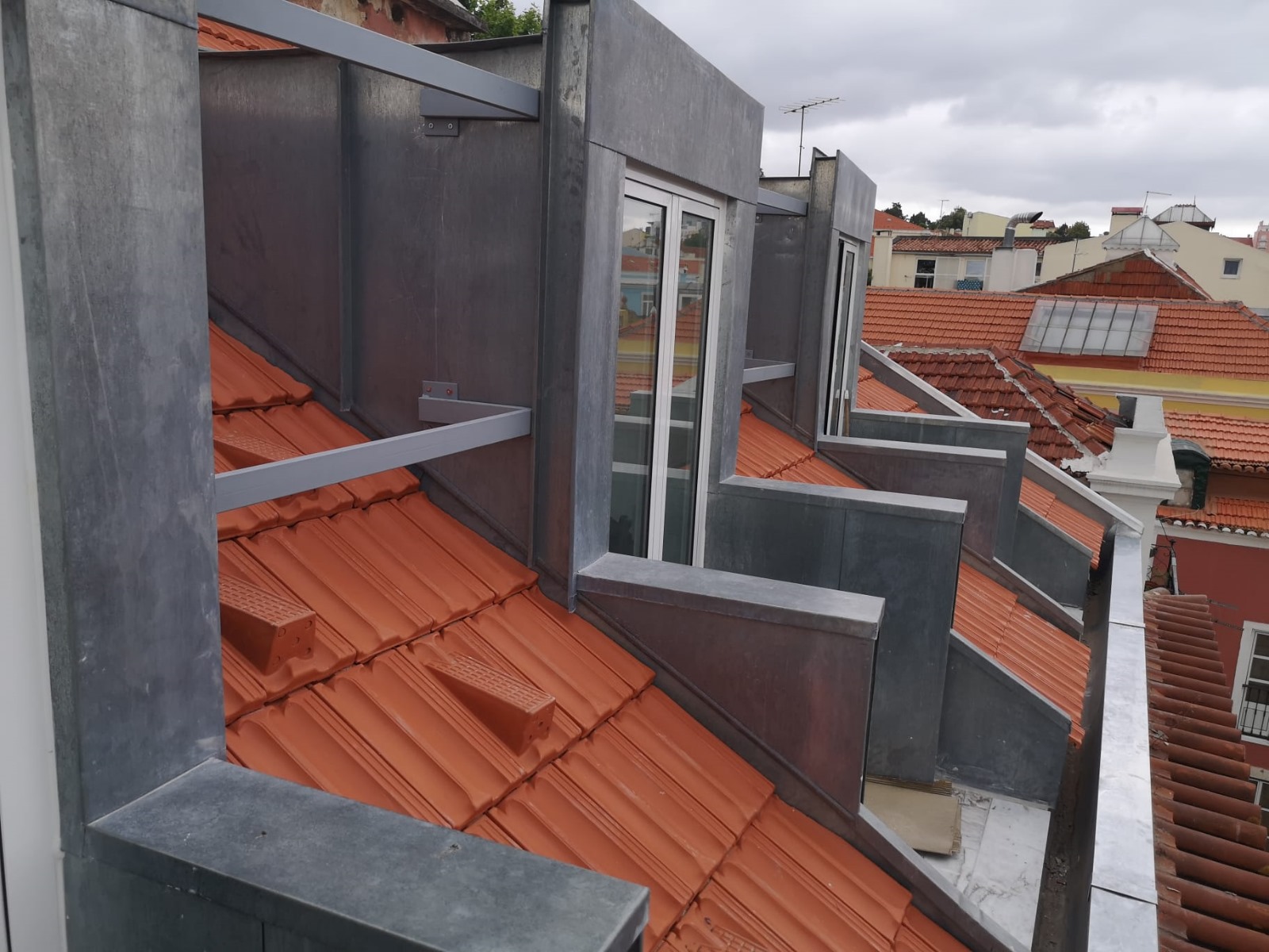mansard em zinco COBERTURAS EM ZINCO e painel sandwich