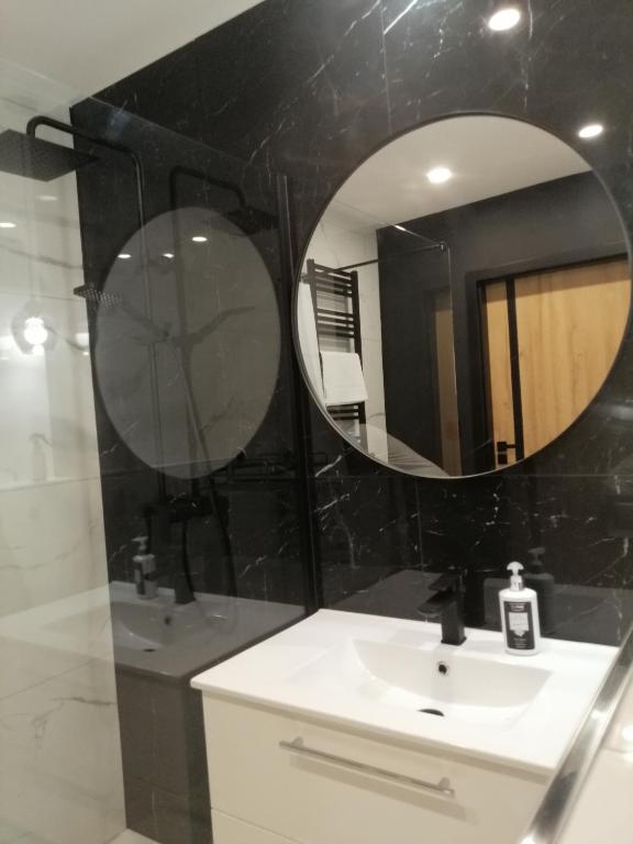 Duża umywalka z szafką do przechowywania kosmetyków