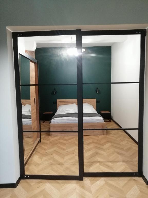 Przesuwne drzwi oddzielające sypialnię od salonu