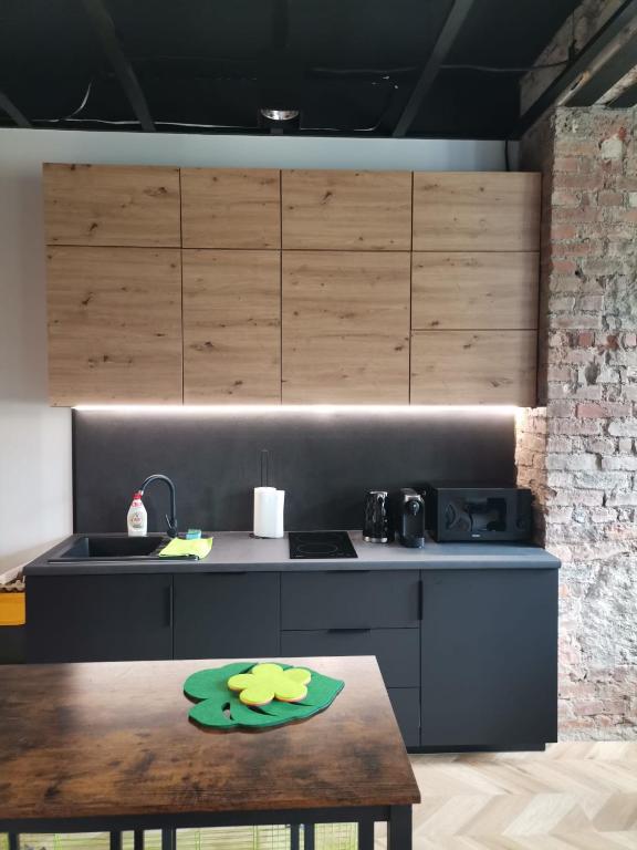 Aneks kuchenny z wieloma szafkami do przechowywania