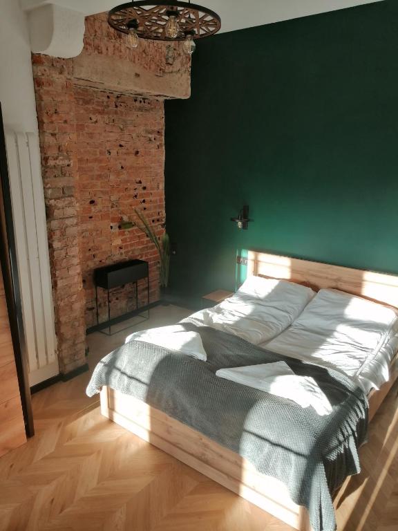 Wygodne łóżko ze sprężynowym materacem